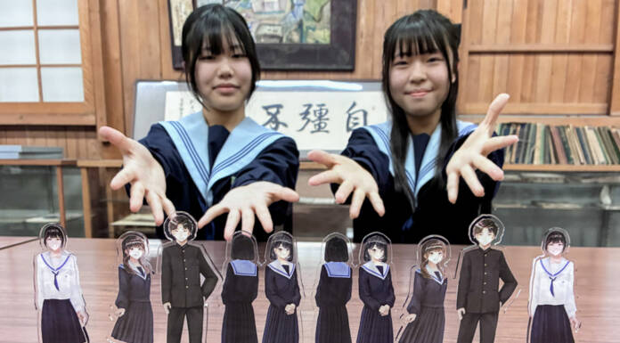 来春で見納め…上野高のセーラー服と学生服をアクスタに 伊賀