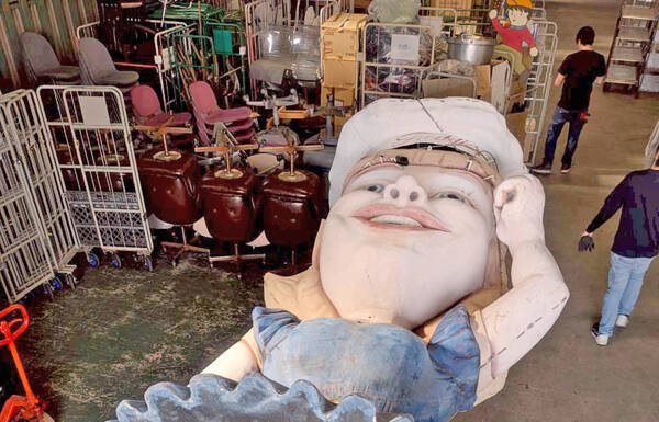 バイバイ!“看板娘” 巨大人形、伊賀から名古屋へ オークションで落札