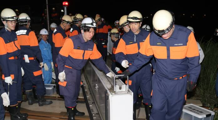 河川増水を想定 線路上の可動壁操作訓練 消防団員ら 伊賀