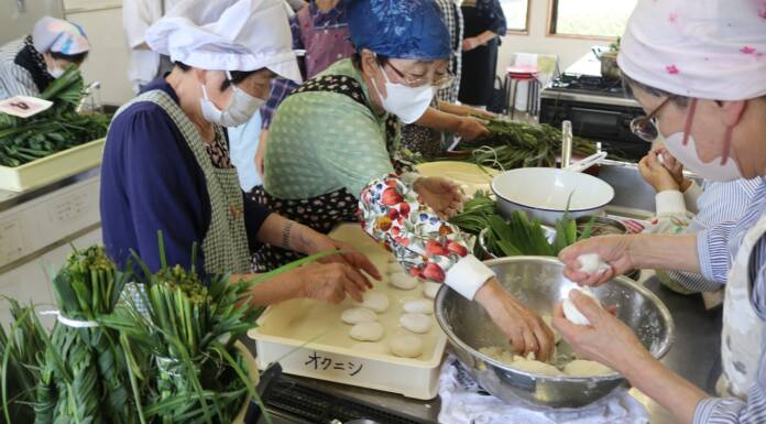 初夏の風物詩 ススキやササ準備し「ちまき」手作り 名張・比奈知