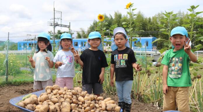 園児がジャガイモ収穫 住民提供の畑で 伊賀・いなこ保育園