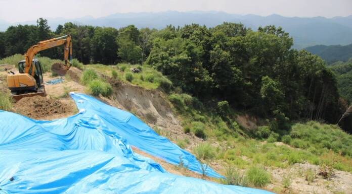 崩落恐れの盛土、三重県が行政代執行で撤去開始 名張市安部田