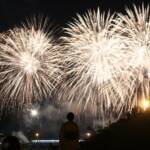 夏空に4000発 2年ぶり「愛宕の火祭り」も 名張川納涼花火大会