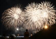夏空に4000発 2年ぶり「愛宕の火祭り」も 名張川納涼花火大会