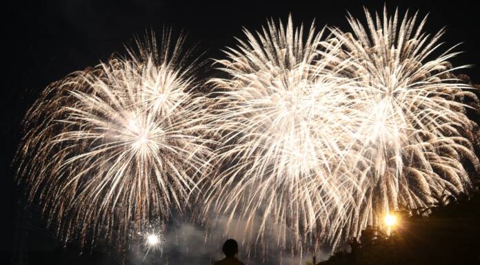 夏空に4000発 2年ぶり「愛宕の火祭り」も 名張川納涼花火大会