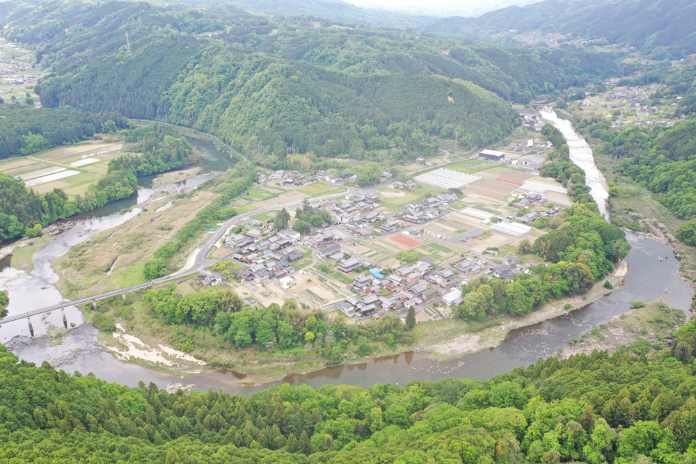 川に浮かぶ島のよう　名張・薦生