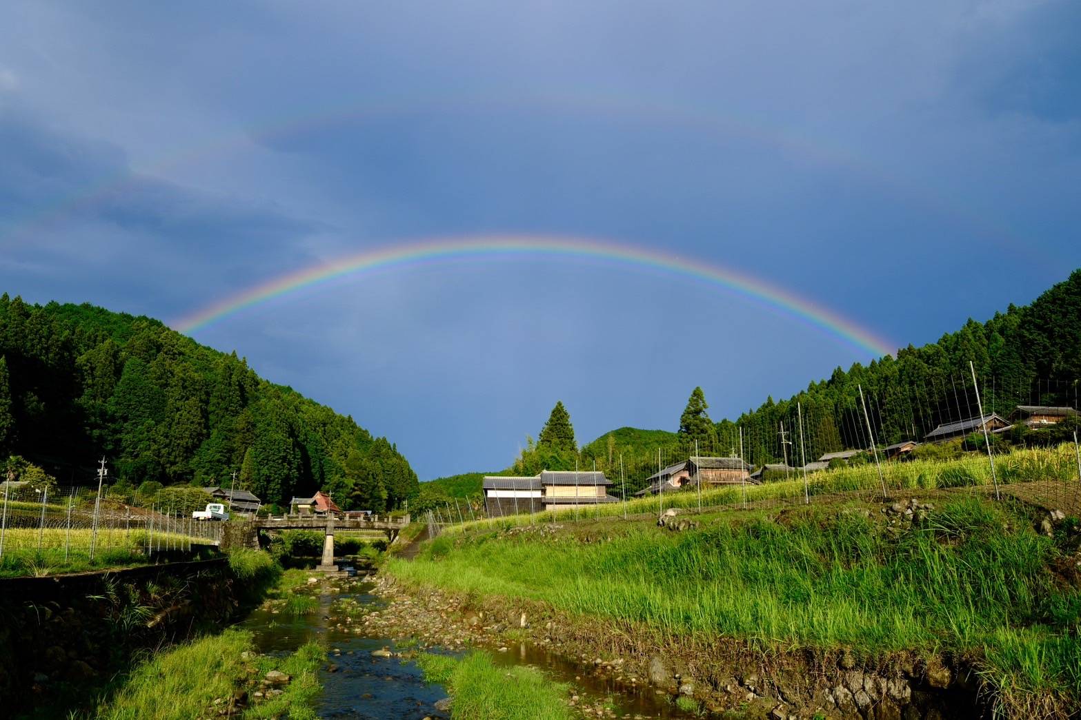 名張の空に鮮やかな二重の虹　雷雨の後、布生で撮影