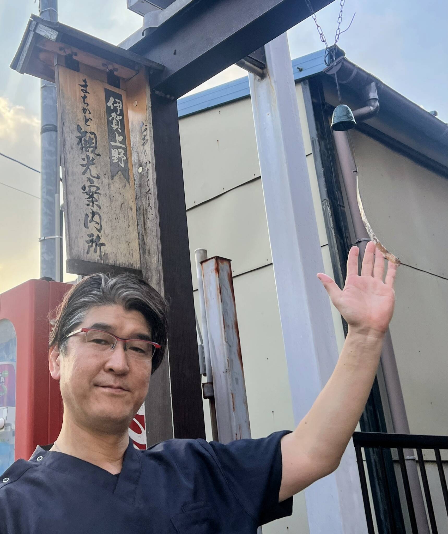 軒先に鉄製風鈴　「歩いて楽しんで」　伊賀・上野中町商店街