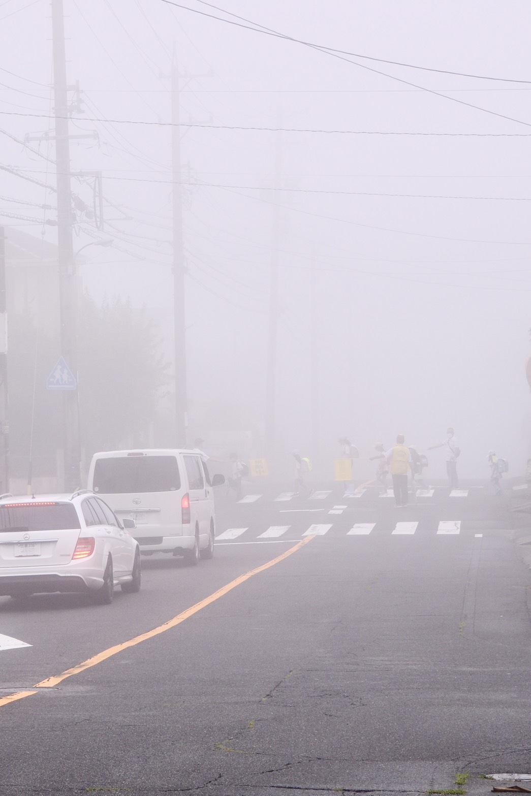 霧の通学路、秋の気配　名張市つつじが丘