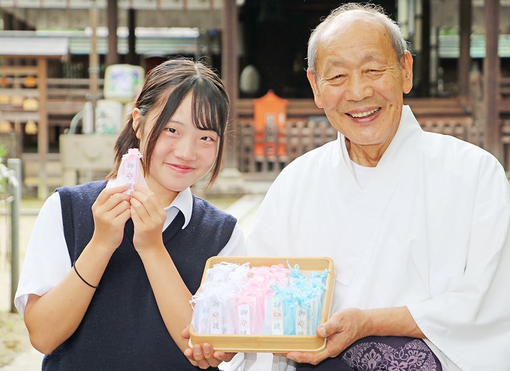 再建への願い、お守りに込め 焼失本殿の木材で手作り 名張・宇流冨志禰神社