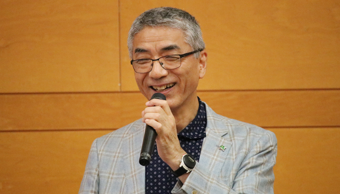 「すみませんを1万回」 視力失った西亀さんが名張で講演 盲導犬シエルと