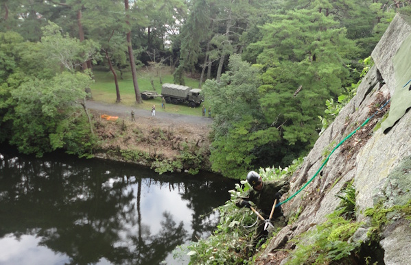 高石垣で雑木伐採 陸自隊員が協力 伊賀市の上野公園