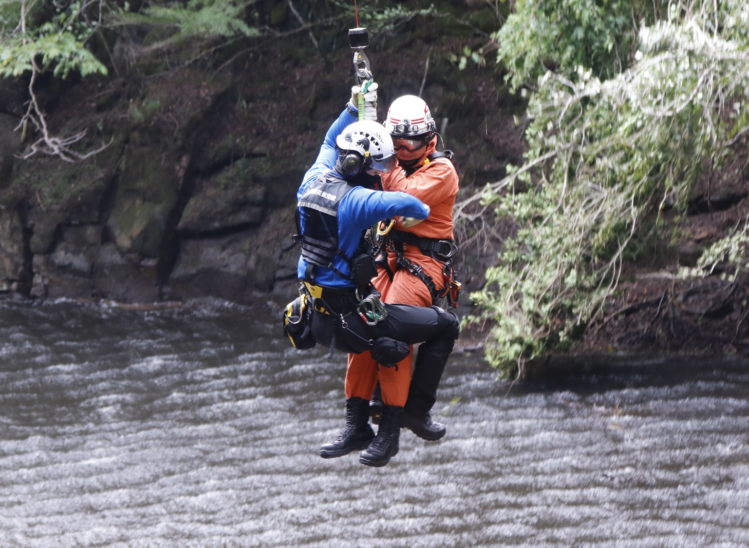 ヘリから降下 赤目滝で初の消防隊員投入訓練 名張消防・県防災航空隊