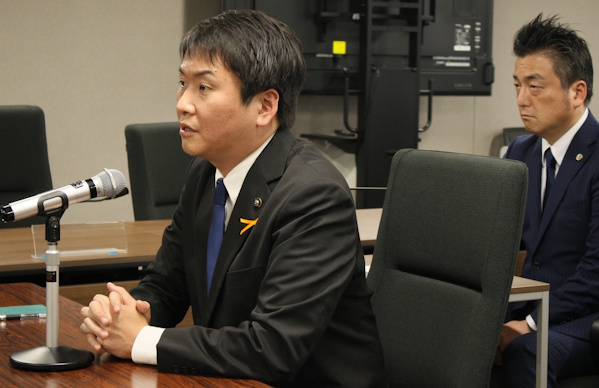 伊賀市長のパワハラ疑い 再尋問で改めて否定 市議会百条委