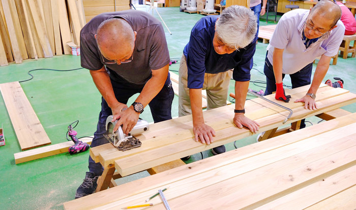 工房にウッドデッキ　地域住民らが製作　名張・神屋