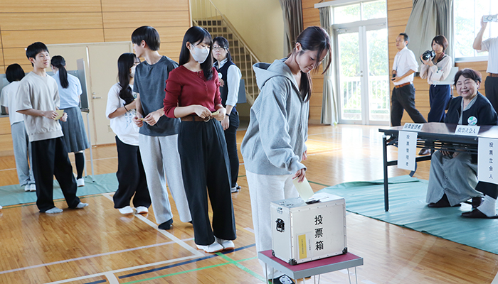 高校生が模擬選挙を体験 英心高桔梗が丘校で出前授業