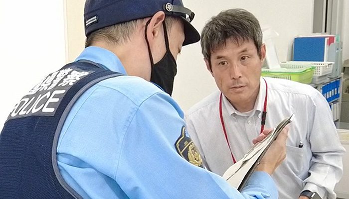 宅配業者装った強盗を想定 名張の信金で防犯訓練