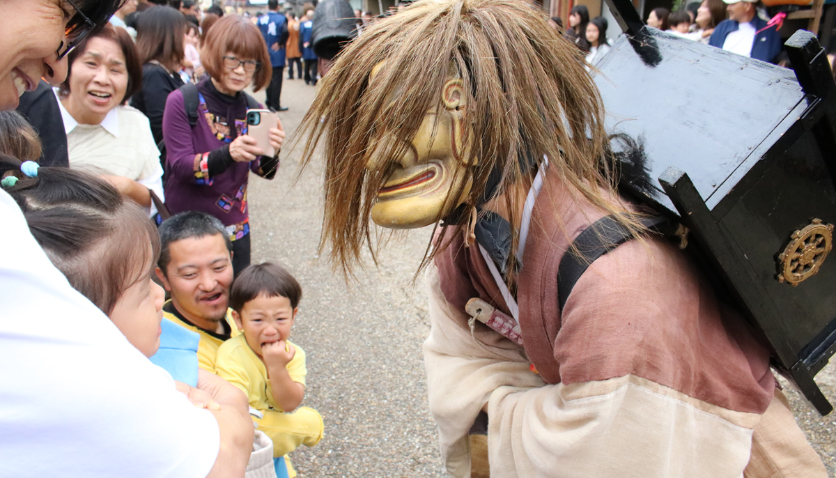 鬼の姿に泣く子続々 上野天神祭「足揃えの儀」 伊賀