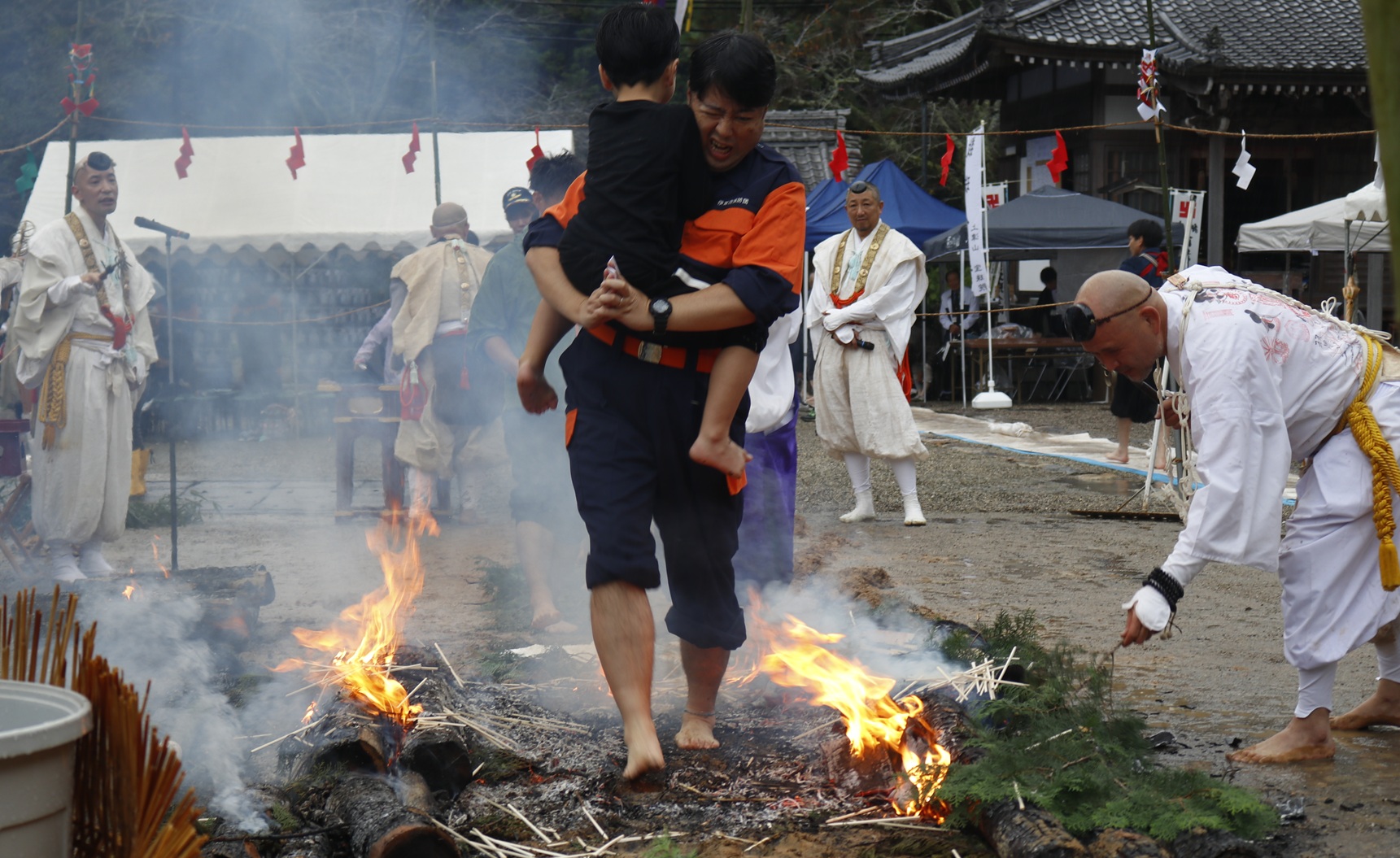 僧侶ら柴燈護摩と火渡りで祈願　伊賀・宝珠院「上津の火祭り」