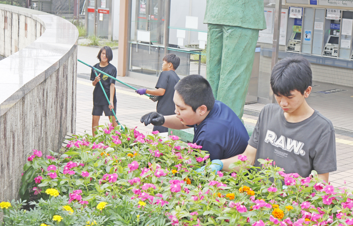 草引きやベンチ設置も　駅の環境整備に汗　伊賀つばさ学園